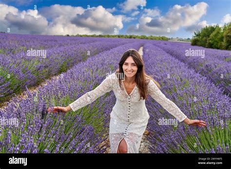 Lavanda En Flor Hi Res Stock Photography And Images Alamy