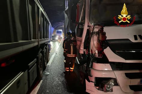 Grottammare Tamponamento Tra Camion In Autostrada In Galleria Un