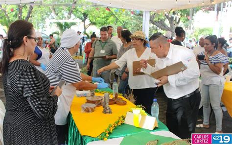 Celebran El D A Del Ma Z En La Avenida De Bol Var A Ch Vez