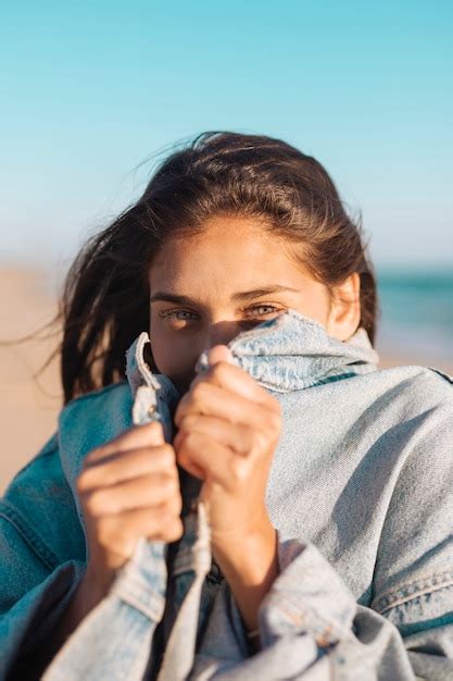 Jeune Femme Se Cachant Le Visage En Veste De Jean Photo Gratuite