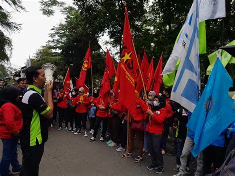 Tuntut Kenaikan Upah Persen Ribuan Buruh Cimahi Lakukan Aksi