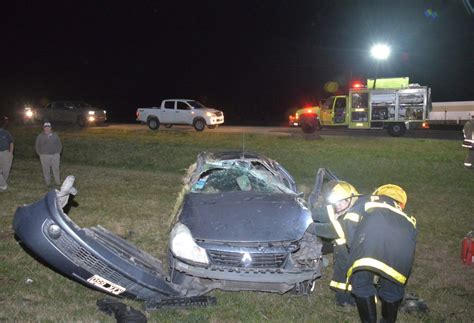 Dos Personas Sufrieron Heridas En Un Espectacular Vuelco En El Cruce De