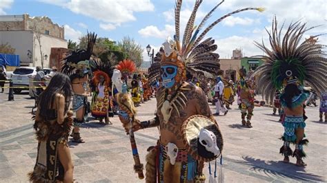 Concheros festejan a la Santa Cruz con danzas en Querétaro - El Heraldo de México