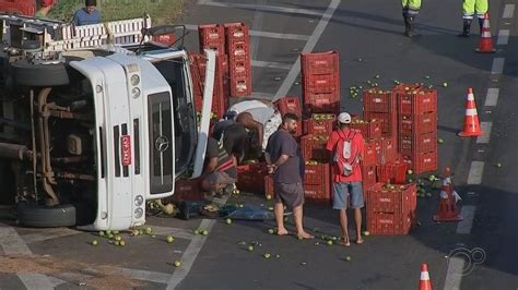 Caminhão carregado laranjas tomba e interdita alça de acesso na