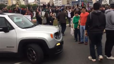 Vídeo Manifestantes bloqueiam a Avenida Faria Lima e motoristas têm de