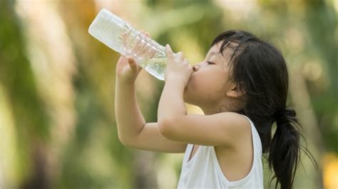 Mengenal Jumlah Kebutuhan Dan Manfaat Air Putih Untuk Si Kecil