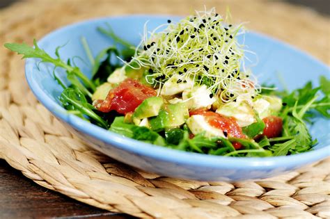 Gezonde Salade Van Avocado Mozzarella En Pomodori Tomaten Voedzaam Snel