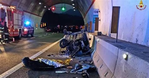 Incidente A Tra Aulla E Pontremoli Scontro Tra Auto Morti Due