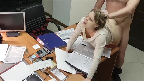 Secrétaire MILF mariée baisée sur le bureau du patron comme une pute