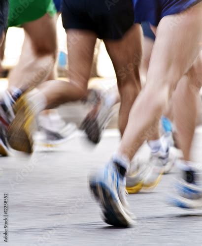 Grupo De Personas Corriendo Una Maraton Fotos De Archivo E Imágenes