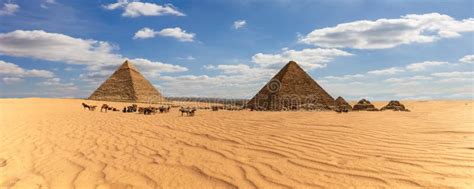 Panorama Del Desierto De Giza Con Las Grandes Pir Mides Y Camellos