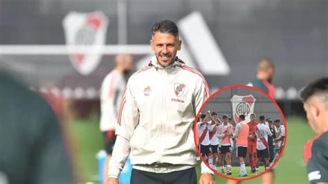 Demichelis lo mira con atención la joya que observan en River River