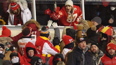 Taylor Swift 'swag surfin' at Chiefs game called 'cringe but hilarious' | indy100