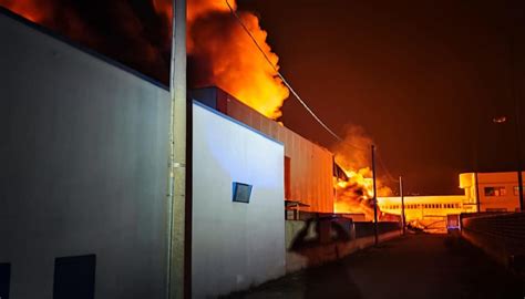 Incendio A Chieti Scalo Azienda In Fiamme Fumo Nero E Rischio Tossico