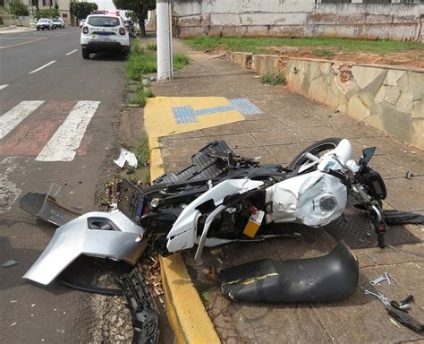 Motociclista de 18 anos tem fratura exposta e ferimentos após colisão