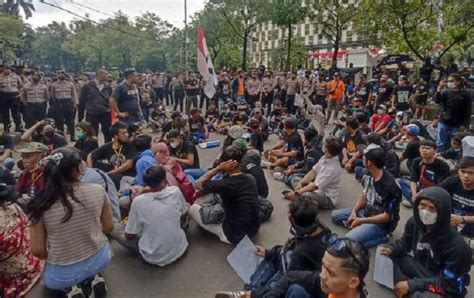 Korban Tragedi Kanjuruhan Demo Di Mabes Polri Tuntut Keadilan