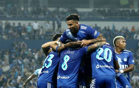 Emelec Presentar Su Uniforme Para La Temporada En La Explosi N