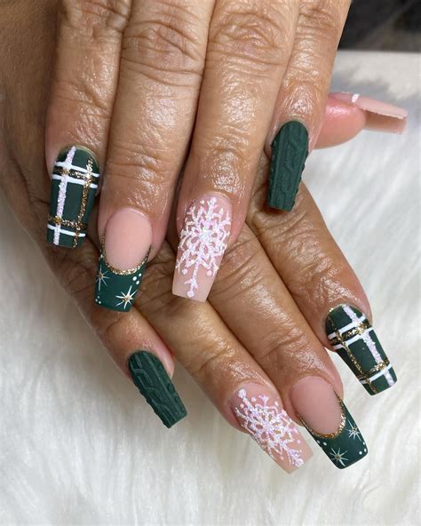 Dark Green Christmas Nails 23 Gorgeous Designs