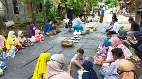 Ritual Tolak Balak Corona Warga Kabupaten Tuban Gelar Bancakan Bubur