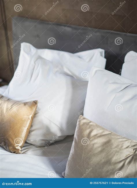 Conjunto De Travesseiros Empilhados De Forma Limpa Numa Cama De Hotel