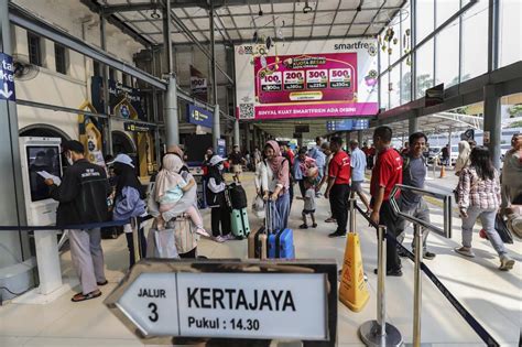 Pemudik Padati Stasiun Pasar Senen