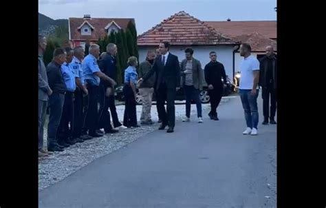 Kryeministri Kurti viziton familjen e policit të vrarë Gazeta Dita