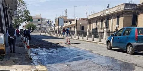 Perdita D Acqua In Via Aschenez A Reggio Si Apre Una Voragine In