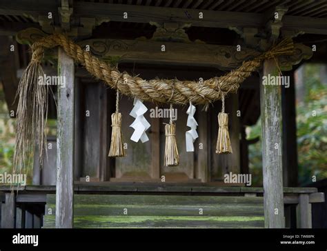 Santuario Sintoísta Rural detalle cuerda Shimenawa y serpentinas de