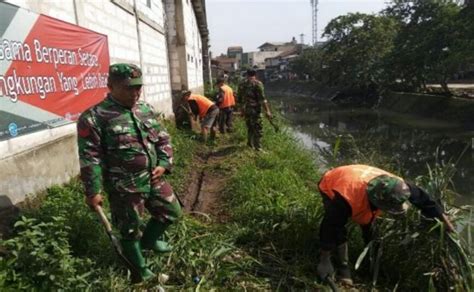 Satgas Citarum Sektor 21 5 Babad Rumput Komsos Pada Warga Sekitar