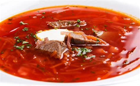 Borscht Ucraniano Con Ternera En Un Plato Tradicional De Fondo Blanco