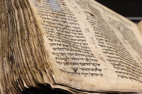 La plus ancienne bible hébraïque vendue 38 millions de dollars ira au