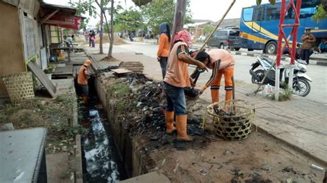 Pasukan Oranye Bersihkan Saluran Air Di Rusunawa Marunda Tiga Pikap