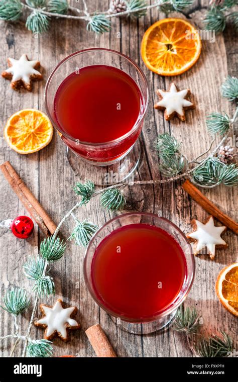 Zwei Gläser Glühwein zur Weihnachtszeit Stockfotografie Alamy