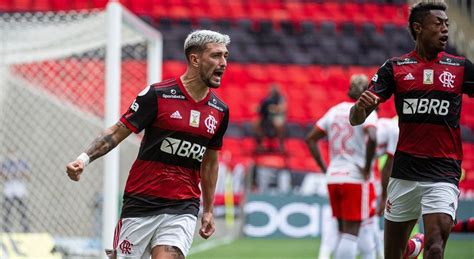 Flamengo vence o Internacional e se aproxima do título da Série A