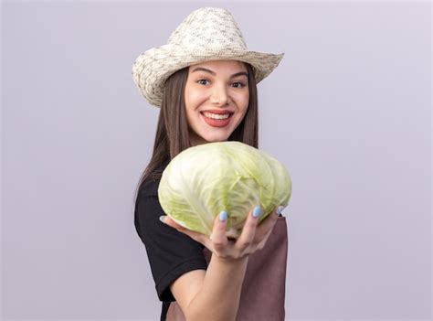 Une Jolie Jardini Re Caucasienne Souriante Portant Un Chapeau De