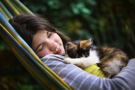 182 Caresse De Jeune Fille Avec Le Chaton Photos Libres De Droits Et Gratuites De Dreamstime