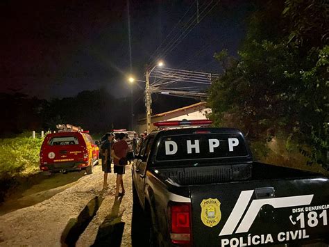 Corpo de mulher é encontrado enterrado os pés amarrados e saco na