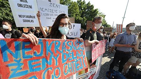 Gynekolog Zasune Do Pacientky Sibel Kekilli Telegraph