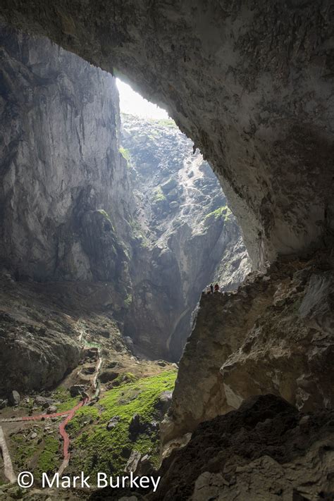 Giant Sinkhole in China has a Hidden Danger - Commendium