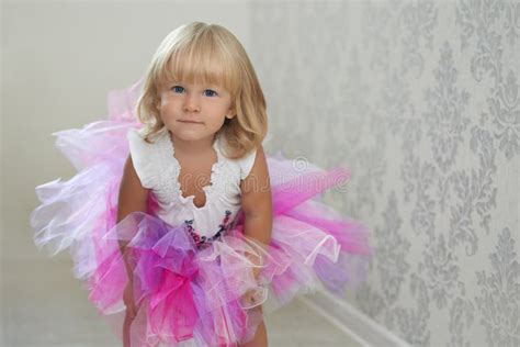 Menina Bonito Que Levanta Na Saia Cor De Rosa E Violeta Imagem De Stock