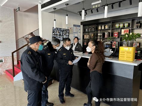 年夜饭”放心吃】太仆寺旗市场监督管理局开展春节前餐饮服务食品安全专项检查单位执法人员整改