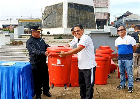 Jaga Kebersihan Alun Alun Kota Bank Sulselbar Rantepao Salurkan 25