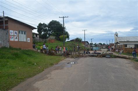 Sem água há quase 20 dias moradores protestam e fecham rua no interior