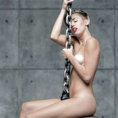 Miley Cyrus Fica Nua Em Novo Clipe De Wrecking Ball Veja Frames E O