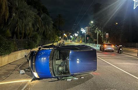 Incidente A Sanremo Auto Si Ribalta In Corso Felice Cavallotti