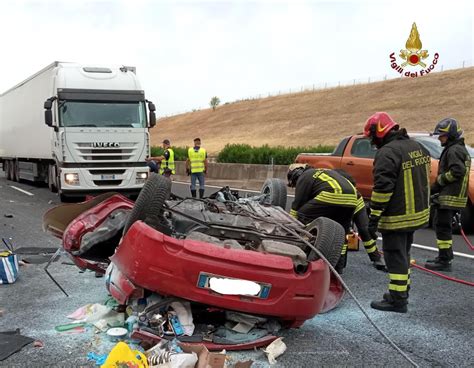 Drammatico Incidente Sull A1 Auto Si Ribalta Morte Due Persone