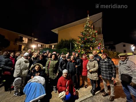 La Magia Di Natale Illumina I Rioni Accese Le Prime Luci Degli