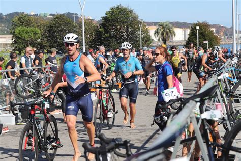 Fotos Casi 150 deportistas compiten en el regreso del Triatlón del