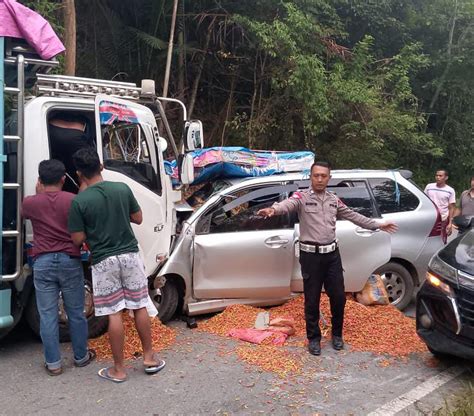 Hilang Kendali Minibus Tabrak Truk Di Jalan Trans Sulawesi Koltim