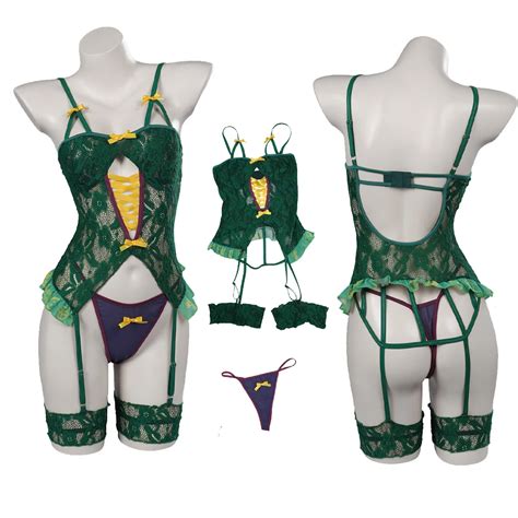 9 Hot Sexy Winnie Sanderson Bikini Pics